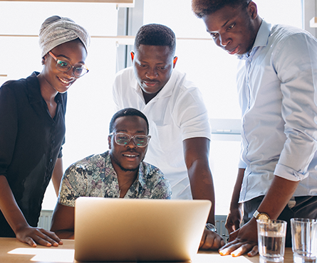 Quelques personnes en réunion